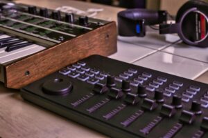 『子供達に作った曲を披露すると、褒めてもらえてとても嬉しいです』