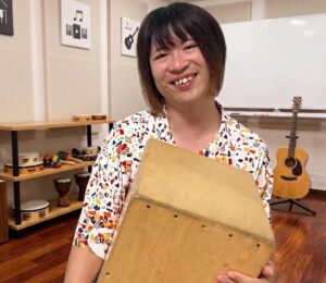 カサメミュージックスクール カホン講師 森本和樹先生