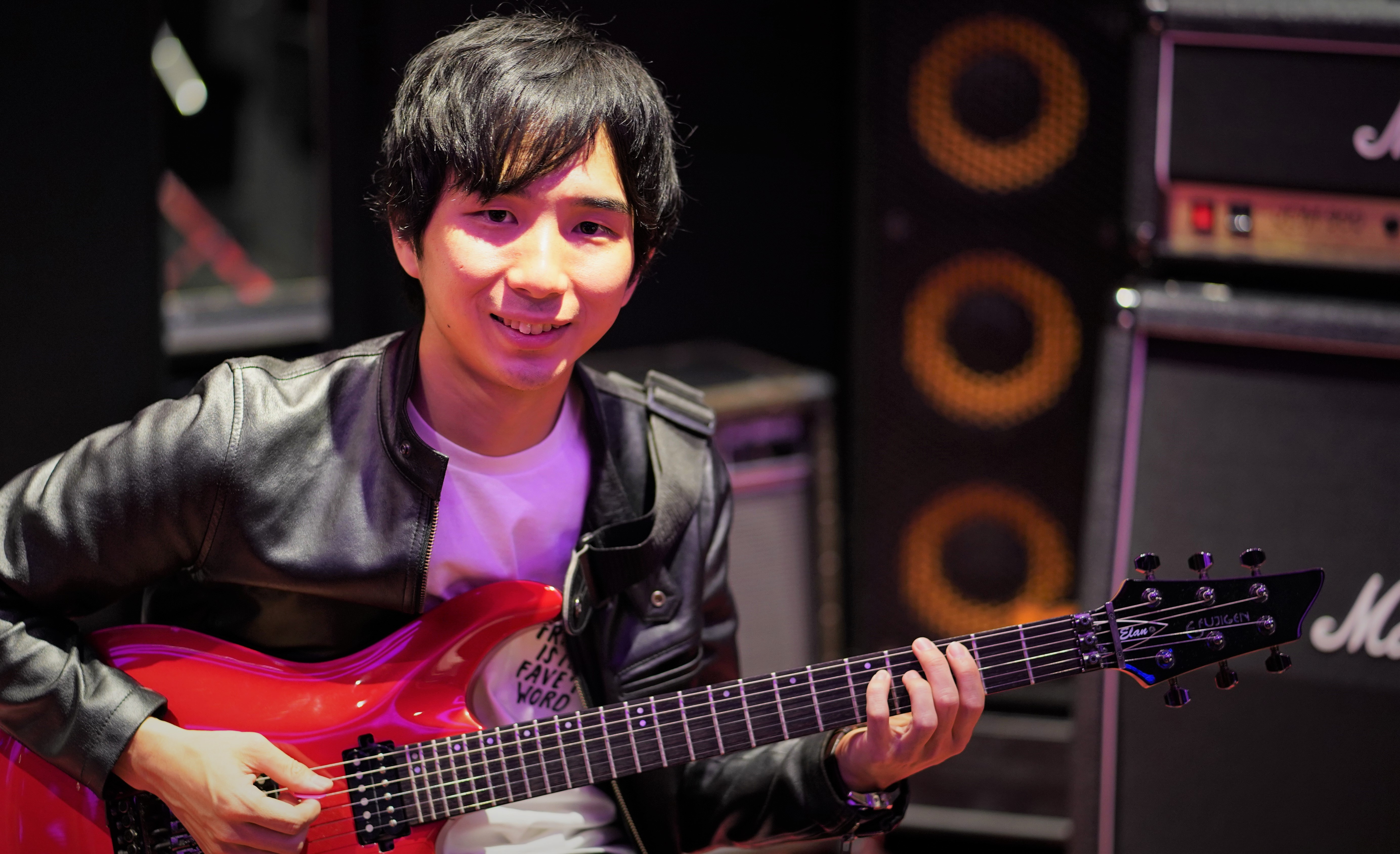 カサメミュージックスクールギター科講師、松葉健大先生の写真