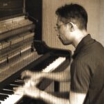 カサメミュージックスクールジャズピアノ科講師、奥野湖晴先生の写真