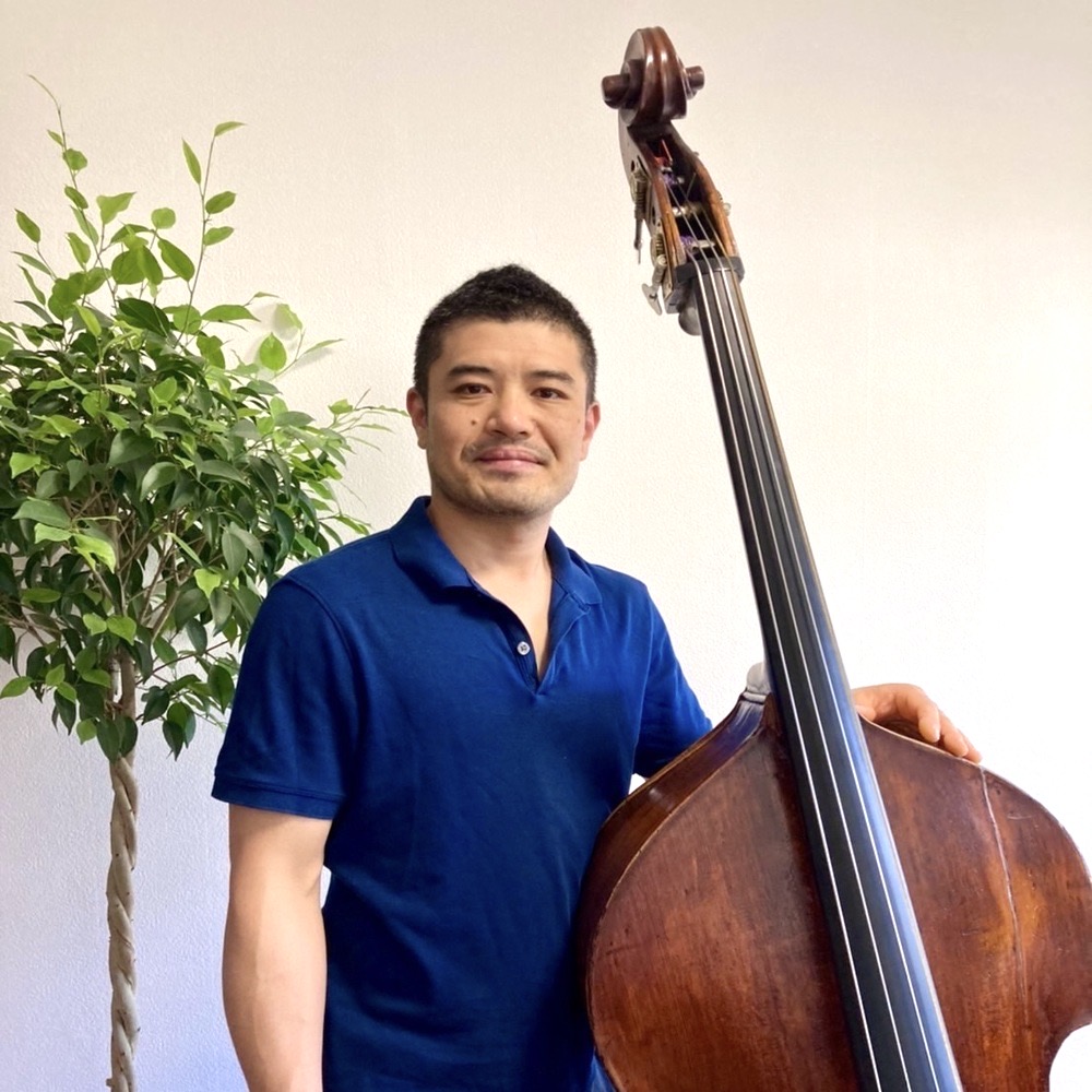 カサメミュージックスクールコントラバス・ウッドベース科講師、吉武健次先生の写真
