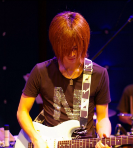 カサメミュージックスクールギター科講師、酒井周平先生の写真