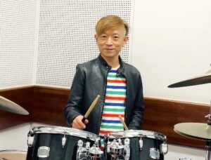 カサメミュージックスクールドラム科講師、牟田昌広先生の写真