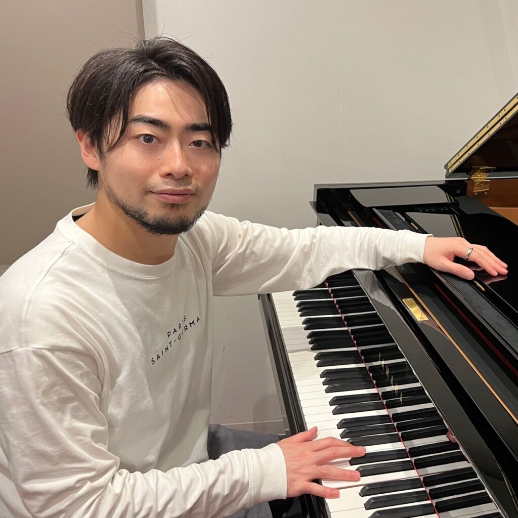 カサメミュージックスクールピアノ科、キーボード・シンセサイザー科、ピアノ弾き語り科講師、ヒロ先生の写真