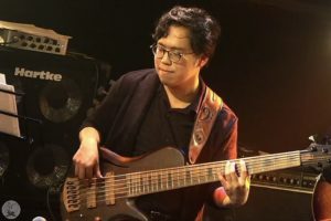 カサメミュージックスクールベース科講師、浅羽葵偉先生の写真