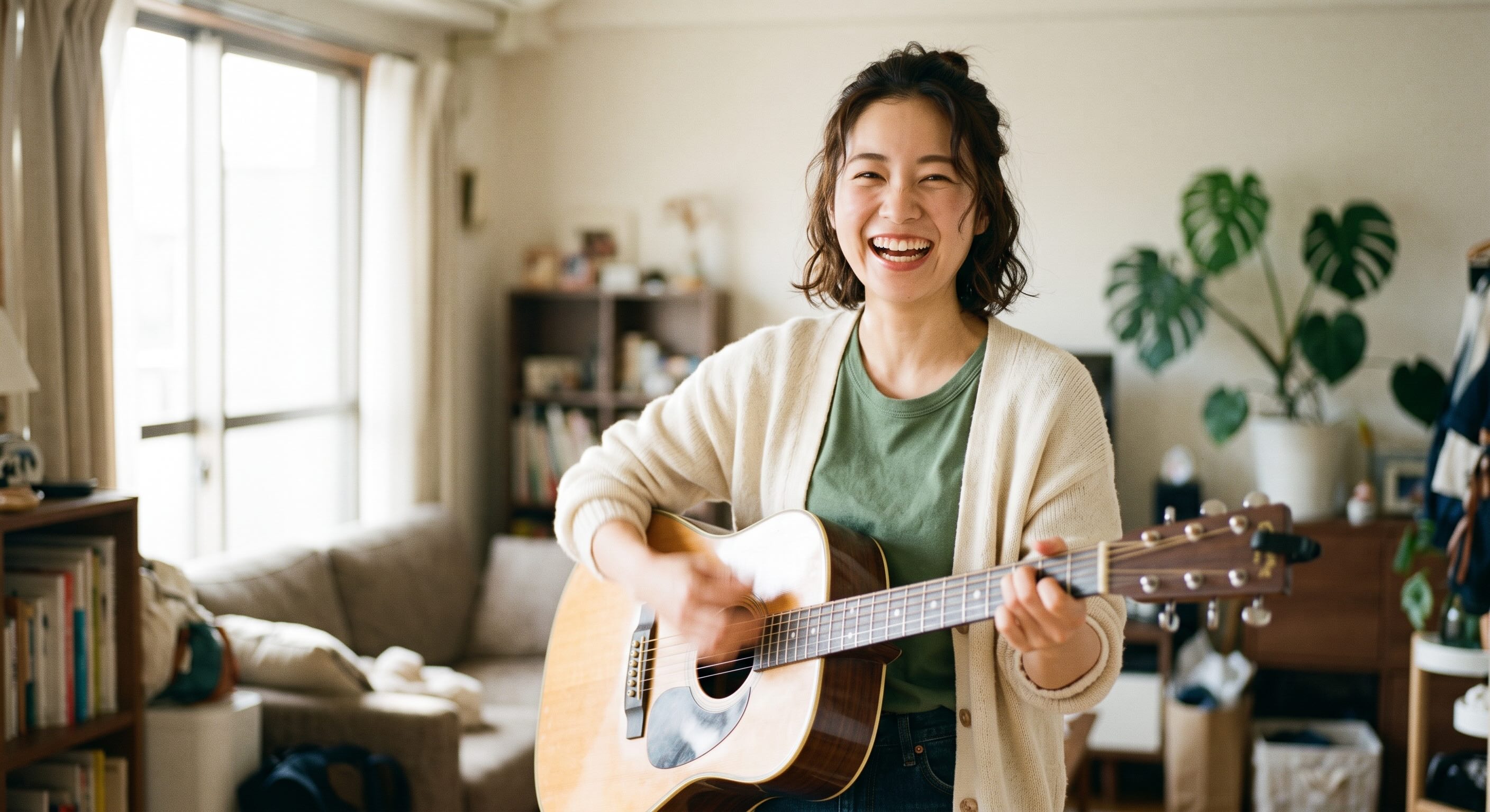 ギター演奏を楽しみながら笑顔で弾く女性