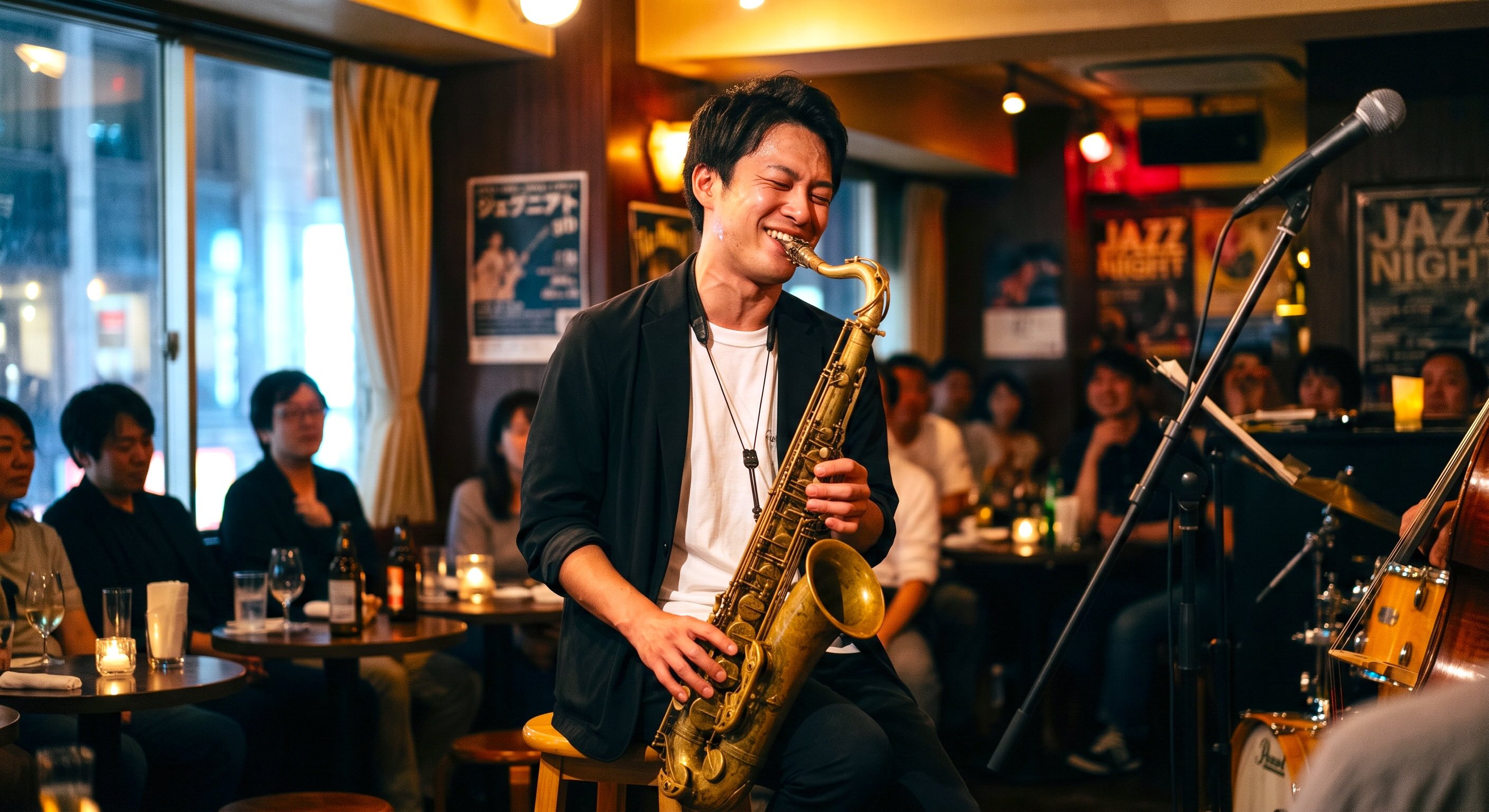 ジャズクラブで笑顔で活き活きとサックスを演奏してアドリブソロを取っている男性