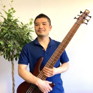 カサメミュージックスクールベース科講師、吉武健次先生の写真