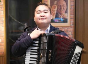 カサメミュージックスクール アコーディオン講師 鈴木亮慶先生