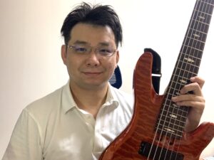 カサメミュージックスクールベース科講師、奥村和哉先生の写真